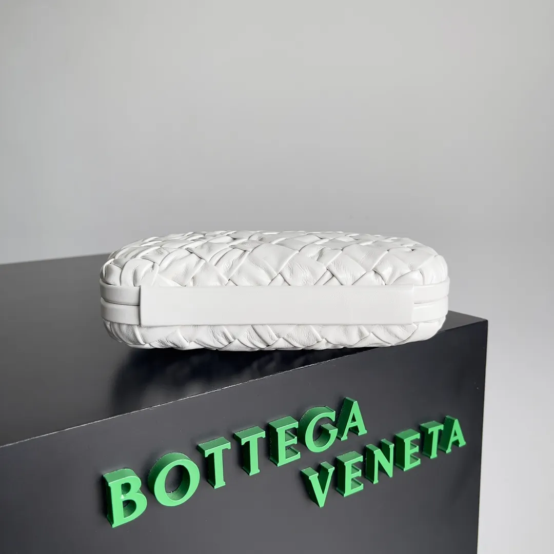 Batch 1860 BV Knot | The classic return of the evening bag. Original leather ➕ Stainless steel hardware ➕ 24k real gold plating ➕ Fully handmade. Those who know the history of our brand should have heard that the knot is a story of Bottega Veneta, and it is also one of the more important design elements. Matthieu Blazy's work this season sublimates Knot's classics, with a new knot design and a woven shoulder strap, plus Fouland Intreccio's weaving technology, adding some fashion to the retro and nostalgic feel of the past. Style number: 717622 Size: 20.5*6*12.5